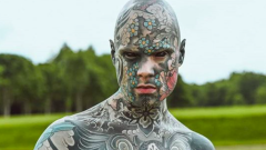 Tatuaggi: un insegnante è stato cacciato da un asilo in Francia perché ne avrebbe troppi