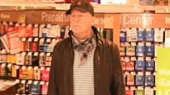 Bruce Willis è stato allontanato da una farmacia di Los Angeles rifiutandosi di indossare la mascherina. Guarda la foto