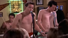 Il cameo dei Blink-182 (nudi) nella serie tv Due ragazzi e una ragazza con Ryan Reynolds! Guarda il video