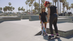 Yungblud a lezione di skateboard da Sky Brown (13 anni). Guarda il video