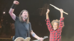 Foo Fighters: guarda il video di Everlong live con Nandi Bushell alla batteria