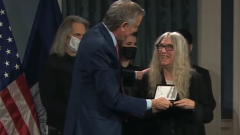 Patti Smith è stata onorata dal sindaco di New York con le chiavi della città. Guarda il video