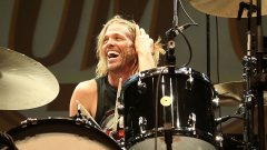 Foo Fighters, gli strumenti utilizzati durante il Taylor Hawkins Tribute Concert saranno messi all'asta per beneficenza