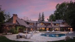 Machine Gun Kelly e Megan Fox hanno comprato una nuova villa a Los Angeles da 7.5 milioni di dollari. Guarda le foto