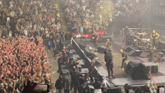 Rage Against The Machine: Tom Morello travolto giù dal palco dalla security durante un concerto. Guarda il video