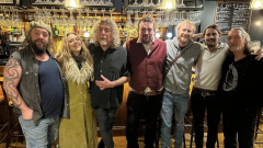 Robert Plant: esibizione a sorpresa in un pub in Scozia con la sua band. Guarda la foto