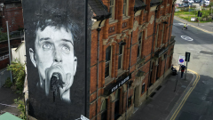 Joy Division: a Manchester è tornato il murale dedicato a Ian Curtis. Guarda la foto