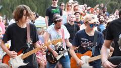 AC/DC: più di 100 musicisti hanno suonato T.N.T sulla spiaggia di un'isola nell'Oceano Indiano . Guarda il video