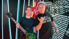 Slash, la consegna della chitarra autografata in diretta a Revolver con Ringo. Guarda le foto