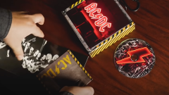 AC/DC, l'unboxing dell'edizione deluxe del nuovo album Power Up, con il neon luminoso e lo speaker integrato. Guarda il video