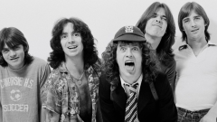 AC/DC: annunciato il libro ufficiale per i 50 anni della band, "50 Years Of High Voltage Rock 'N' Roll". Guarda il video