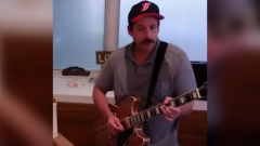 Coronavirus, Adam Sandler suona disastrosamente l'assolo di "Stairway To Heaven" dal suo salotto di casa. Guarda il video