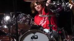 Foo Fighters: Shane Hawkins, il figlio di Taylor, sul palco a sorpresa durante il concerto a Boston. Guarda i video