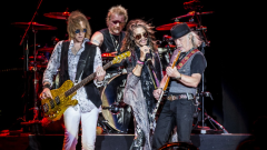 Aerosmith, Joey Kramer denuncia la band per averlo escluso. La risposta: “Non era emotivamente e fisicamente in grado”