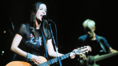 Alanis Morissette pubblica la versione acustica di "Ironic" per i 25 anni di "Jagged Little Pill".  Ascoltala qui