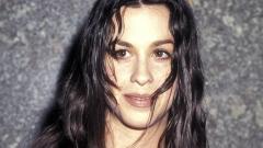 Alanis Morissette: "sono stata più volte abusata sessualmente all'età di 15 anni". Il racconto nel nuovo documentario "Jagged"