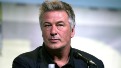 Tragedia a Hollywood, Alec Baldwin spara sul set e uccide per errore la direttrice della fotografia
