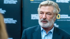 Alec Baldwin, emergono nuovi dettagli: la pistola sarebbe stata usata per gioco da alcuni membri della troupe con proiettili veri