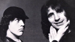 AC/DC, Angus Young racconta quanto Bon Scott ha scritto dell'album Back In Black: “iniziò dalla batteria, il suo primo strumento”