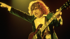AC/DC, Angus Young e la genesi di Highway To Hell: "Mancava un titolo, dovevo andare in bagno, e sono uscito con la canzone"