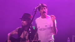 Anthony Kiedis torna sul palco per beneficenza con Dave Navarro con una cover di Lou Reed. Guarda il video