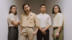Arctic Monkeys, il batterista Matt Helders salva il suo pub preferito: "continuerà ad avere la migliore birra della città!"