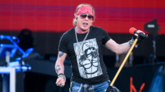 Guns N’ Roses, Axl Rose è stato male durante il concerto di Chicago: "ho vomitato nel backstage tra una canzone e l'altra"