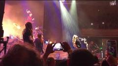 Korn: Jonathan Davis scoppia in lacrime durante l'esecuzione di 4U. "Era la canzone preferita di mia moglie". Guarda il video
