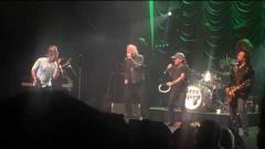 Robert Plant e Brian Johnson sullo stesso palco