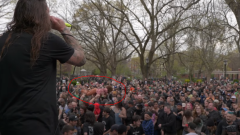 La bambina che fa crowd surfing durante un festival metal! Guarda il video