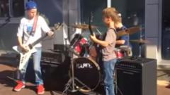 Metallica, una band di bambini di Kansas City esegue (perfettamente) "Eye of the Beholder" davanti a un negozio. Guarda il video