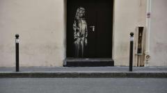 Banksy: ritrovata in Italia la porta rubata al Bataclan di Parigi nel 2019. Era in Abruzzo