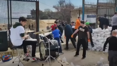 Ucraina: a Odessa ragazzo suona It's My Life dei Bon Jovi mentre viene fortificata la spiaggia. Guarda il video