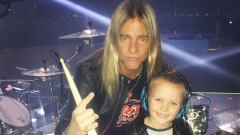 Evanescence, bambino di 8 anni sale sul palco e suona la batteria con Amy Lee e la band! Guarda il video
