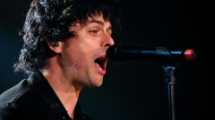 Coronavirus, Billie Joe Armstrong in quarantena ha registrato in casa una canzone per i fan. Ascoltala qui