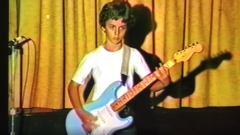 Billie Joe Armstrong bambino suona "Johnny B. Goode" assieme alla sua famiglia! Guarda il video