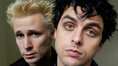 Green Day, Billie Joe Armstrong dedica a Mike Dirnt una nuova canzone registrata in quarantena. Ascolta qui Kids In America
