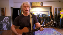 Coronavirus, Jon Bon Jovi in concerto da casa in beneficenza per i fan in quarantena: “Supereremo tutto questo insieme”