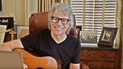 Coronavirus, Jon Bon Jovi canta in streaming le storie ricevute dai fan in quarantena. Ascolta qui "Do What You Can"