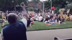 Bon Jovi, a Londra un uomo ha scatenato un karaoke in un parco improvvisando Livin' On A Prayer. Guarda il video