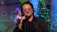 U2, Bono e The Edge tornano sul palco suonando Christmas (Baby Please Come Home). Guarda il video