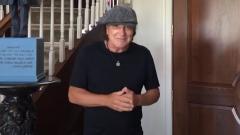 AC/DC, Brian Johnson torna in video per i fan in quarantena: “Dobbiamo tenere duro! E come direbbe Bon, Ride On!”