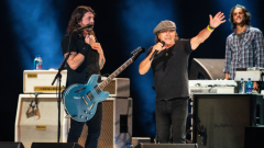 AC/DC, Brian Johnson si esibirà con i Foo Fighters: "È un onore per me rendere omaggio a Taylor Hawkins e alla sua famiglia"