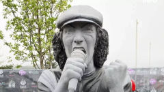 AC/DC, svelata la statua dedicata a Brian Johnson. Guarda le foto e i video