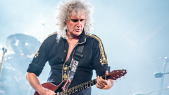Queen, Brian May: “Suonare la chitarra con una moneta è molto meglio che con un plettro. Ecco perché”. Guarda il video