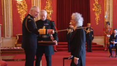 Queen, Re Carlo III nomina cavaliere Brian May a Buckingham Palace. Guarda il video e le foto più belle della cerimonia