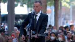 Bruce Springsteen ha suonato a sorpresa a Ground Zero in memoria delle vittime dell'11 settembre. Guarda il video