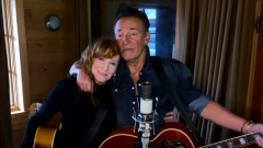 Coronavirus, Bruce Springsteen in concerto da casa con la moglie Patti per beneficenza. Guarda il video