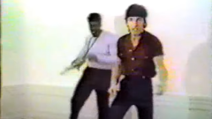 Bruce Springsteen, le divertenti prove di ballo in casa per il video di Dancing In The Dark. Guarda la clip
