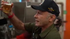 Iron Maiden, Bruce Dickinson in visita alla fabbrica della birra e festeggia le prime 30 milioni di Trooper. Guarda il video